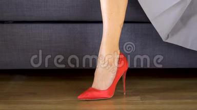 穿着红色高跟鞋的女人，穿着纤细的长腿