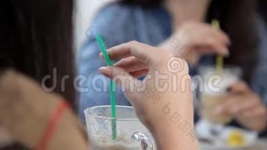 四个女孩在咖啡馆里喝着拿铁或咖啡，谈笑风生。 带咖啡的<strong>单身派对</strong>。 打破咖啡
