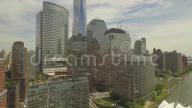 在曼哈顿下城飞来飞去，中间有新的世贸中心大楼