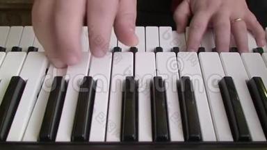 弹<strong>钢琴</strong>键盘