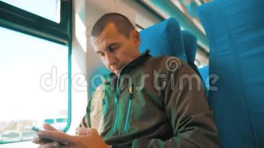 背景模糊。 地铁里不<strong>知名</strong>的中年男子智能手机向社交媒体信使发送短信。 男人