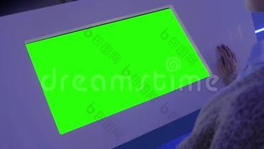 绿色屏幕概念-女人看空白互动绿色展示亭