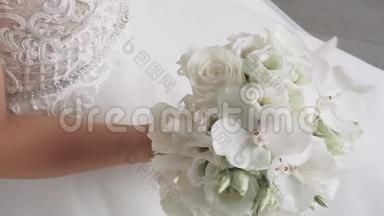 新娘的早晨，一个穿着白色裙子的美女正在为婚礼做准备，动作缓慢