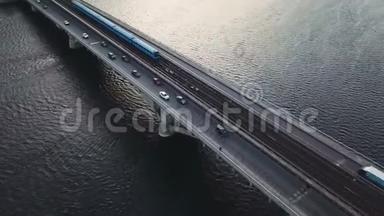 乌克兰基辅地铁桥<strong>的</strong>鸟瞰图。 热闹<strong>的</strong>交通