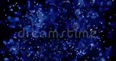 黑色背景下蓝色彩色粒子与湍流运动向摄像机移动的浅道夫
