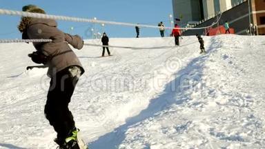 视频雪滑雪坡，电梯线路和山谷公园在瓦萨奇。 阳光明媚的一天，家庭在滑雪板和滑雪板上