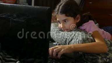 小女孩在笔记本电脑里<strong>玩儿</strong>童在线游戏笔记本电脑