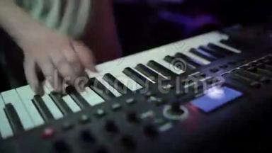 音乐家在键盘上弹奏合成器<strong>钢琴</strong>键。 音乐家在音乐会舞台上演奏乐器