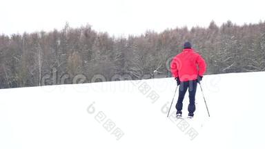 <strong>冬</strong>季游客带着雪<strong>鞋</strong>在雪地漂流中行走。 穿着粉色运动夹克的徒步旅行者和穿着雪<strong>鞋</strong>的黑色徒步旅行者