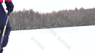 冬季游客带着雪鞋在雪地漂流中行走。 穿着粉色<strong>运动夹克</strong>的徒步旅行者和穿着雪鞋的黑色徒步旅行者