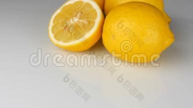 白色背景下成熟的新鲜多汁黄柠檬