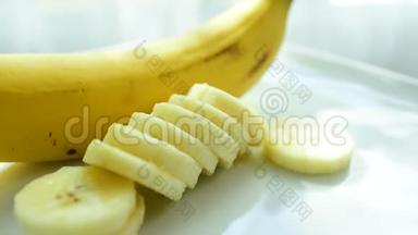 香蕉是市场上新<strong>鲜</strong>的。 好<strong>好吃</strong>吧。