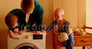 父母购买<strong>新</strong>型号最<strong>新一代</strong>洗衣机。 孩子们试着打开洗衣机，洗一些衣服。