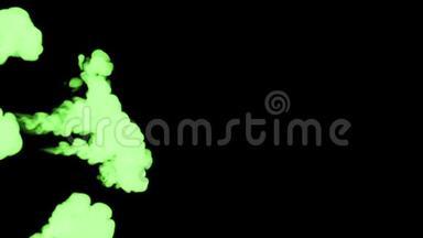 荧光明绿的文字在水中蔓延，多滴墨.. 这是3D渲染镜头的慢动作墨水