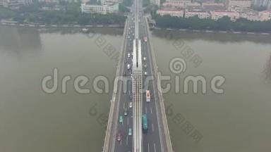 <strong>广州大桥</strong>，汽车交通和城市景观。 中国广东。 鸟瞰图