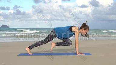年轻女子在海边训练。 晨练体操。 体育锻炼。 健康活跃的生活方式理念..