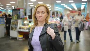 一个女人在超市的<strong>蔬菜货架</strong>上买<strong>蔬菜</strong>和水果，