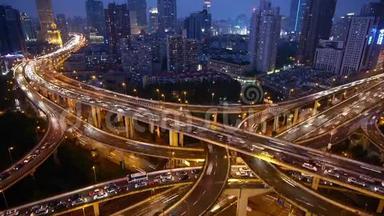 时间流逝，<strong>上海立交桥</strong>上的交通灯迹和车辆在夜间。