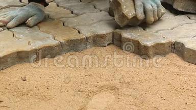 工人安装旧的鹅卵石块建造地面