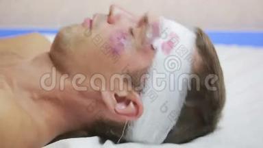 头部受伤的人躺在床上。 <strong>包扎</strong>好的头。 他脸上的瘀伤。