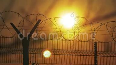 围栏监狱严格制度的剪影铁丝网. 来自难民的非法移民围栏。 非法生活