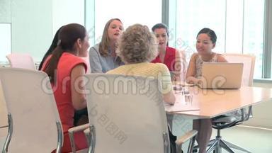 办公室办公桌旁的女企业家小组会议