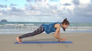 在海前海滩上训练女人。 <strong>晨练</strong>体操。 体育<strong>锻炼</strong>
