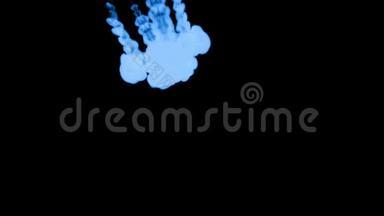 许多流动的荧光蓝墨水或<strong>烟雾</strong>，隔离在黑色的缓慢<strong>运动</strong>。 水中蓝色调的云.. 用途