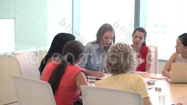 办公室办公桌旁的女企业家小组会议