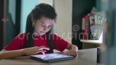 少女在平板电脑网络游戏中玩。 女孩室内社交媒体平板电脑互联网慢视频
