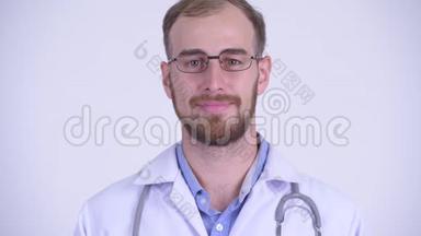 戴着眼镜、满脸胡子、满脸笑容的医生