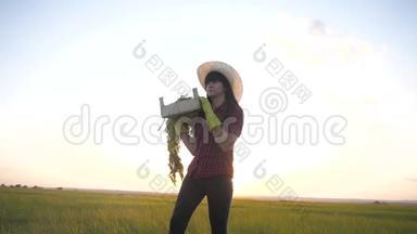 女孩红脖子农夫。 农业收获生态农业一概念慢动作视频.. 快乐的女孩在收割散步