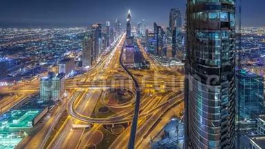 夜晚时分，迪拜市中<strong>心</strong>的天际线风景。 从屋顶可以看到谢赫<strong>扎</strong>耶德的道路，有许多照明塔。