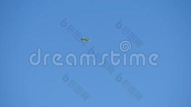 老式螺旋桨飞机在空中飞行。 在飞行演示中，螺旋桨飞机在晴朗的蓝天中通过