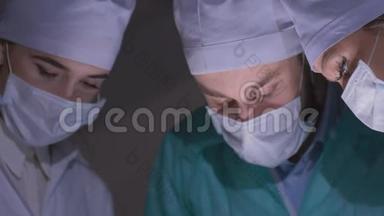 医生在手术室里给病人做手术。 外科小组在医院手术室进行手术