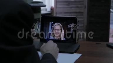 妇女视频会议与导师在家里笔记本电脑。 <strong>远程教育</strong>概念。 家庭在线<strong>教育</strong>。