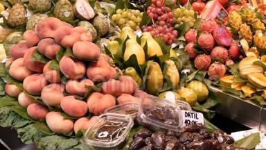 2017年9月22日-西班牙巴塞罗那，博奎利亚食品市场：一个巨大的柜台与热带水果，芒果。