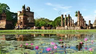 泰国苏霍台历史公园的马哈特神庙，泰国著名的旅游景点。