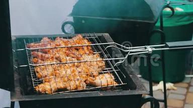 烤架上翻过来的鸡肉。 肉是用芒果烧烤架炒的。 烤架上的鸡肉
