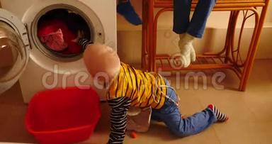 父母购买新型号最新一代洗衣机。 孩子们试着打开洗衣机，洗一些衣服。