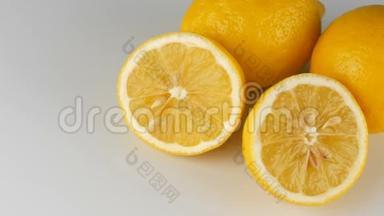 白色背景下成熟的新鲜多汁黄柠檬