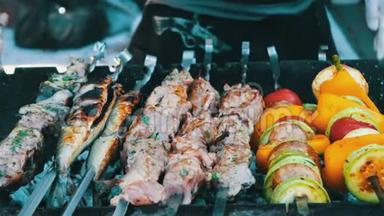 烤鱼、肉和蔬菜烤在烤架上。 街头美食，快餐，街头小吃，美味可口