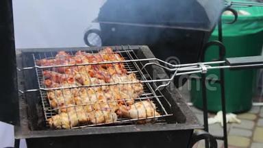 烤肉架上的鸡肉。 肉是用芒果烧烤架炒的。 野餐时烤架上的鸡肉