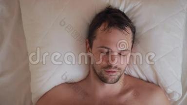 一个发烧的男人躺在家里的床上