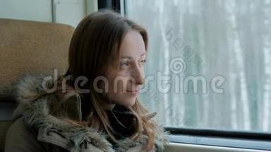 一位身材魁梧的女人，在火车车窗外放松和眺望