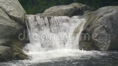 美丽的瀑布流淌在山河大石上.. 瀑布瀑布瀑布中流淌的山河..