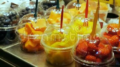 2017年9月22日-西班牙巴塞罗那，博奎利亚食品市场：一个巨大的柜台与热带水果，芒果。