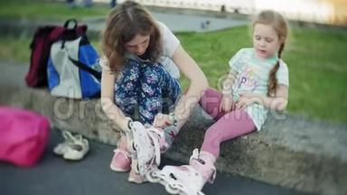 妈妈帮女儿戴上头盔和防护用具，在公园里溜冰。 女人帮助女孩