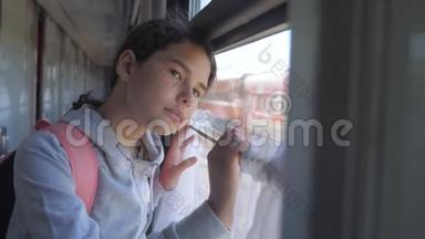 悲伤的女孩望着火车窗外。 旅游运输铁路概念。 少女<strong>错过</strong>了乘火车旅行