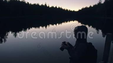 剪影旅行者在森林、河流中拍摄风景。 <strong>木墩</strong>。 一个女人拍了一个漂亮的黑暗魔法夜